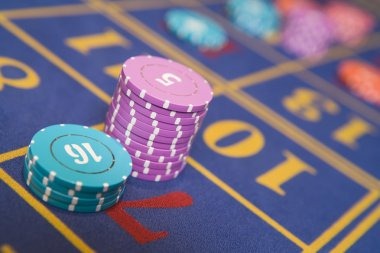 Live dealer blackjack table on jingga mobile app with video feed and betting interface